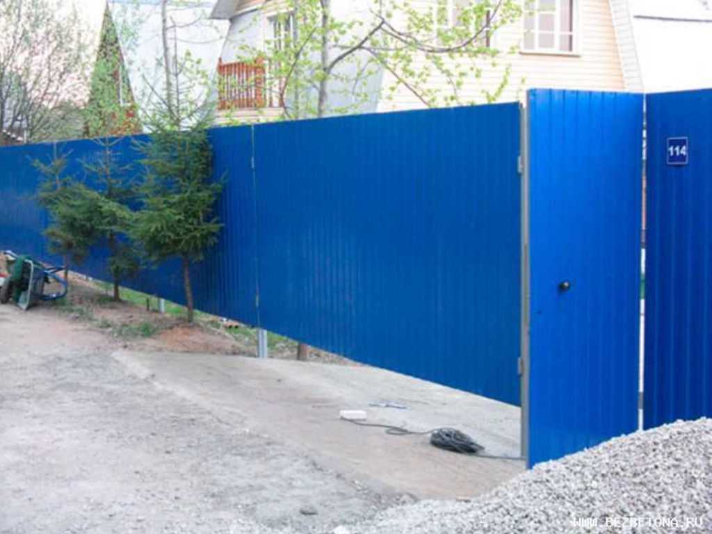 Забор для дачи из профнастила с калиткой