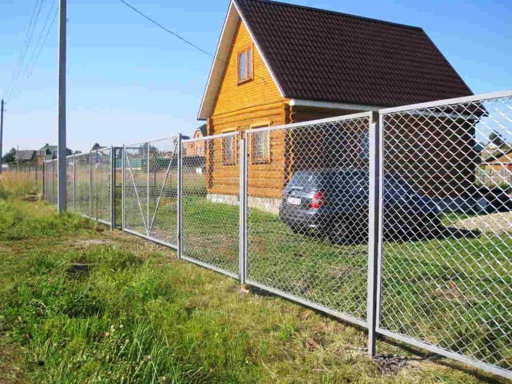 Забор для дачи из сетки рабицы с воротами