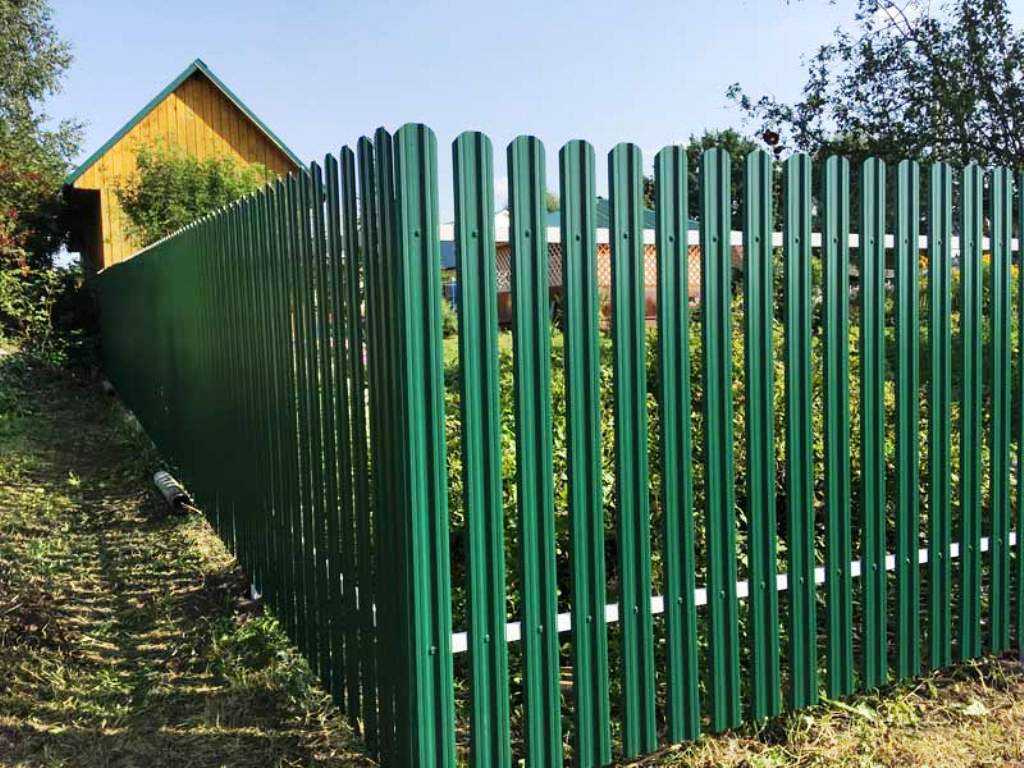 Забор из металлического евроштакетника