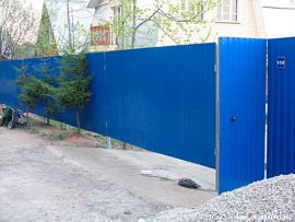Забор из профнастила с калиткой. Фото