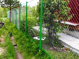 Забор из сетки-рабицы для дачи. Фото