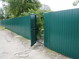 Забор из профнастила с калиткой. Фото